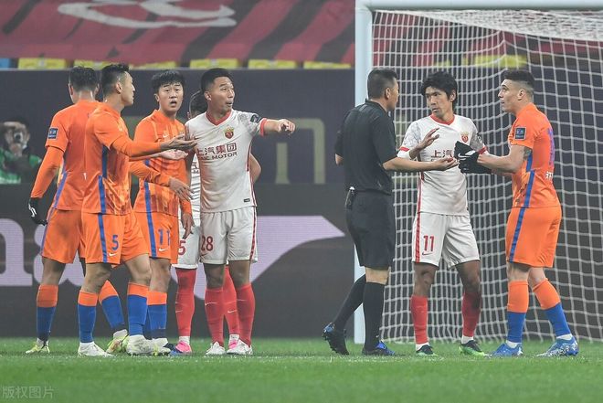 风云突变广州队今夜官宣签约,英超版图或变,震撼外界,阵容厚度经受考验的简单介绍 风云突变广州队今夜官宣签约,英超版图或变,震撼外界,阵容厚度经受考验的简单介绍